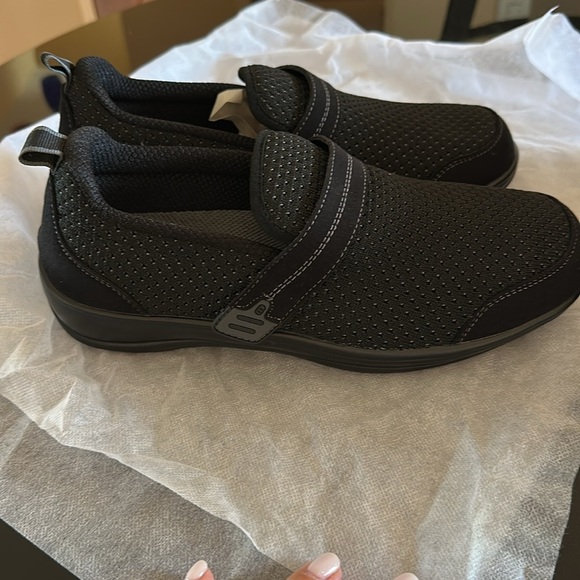 NWT Women’s Black Slip-On Shoes OrthoFeet NWT in box new 8 wide orthopedic - Picture 2 of 9